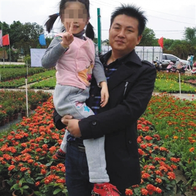 和女儿在一同的谢成龙,他曾是金旺通公司的店主,在此次事故中罹难。