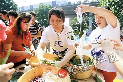 包粽子比赛的气氛格外轻松