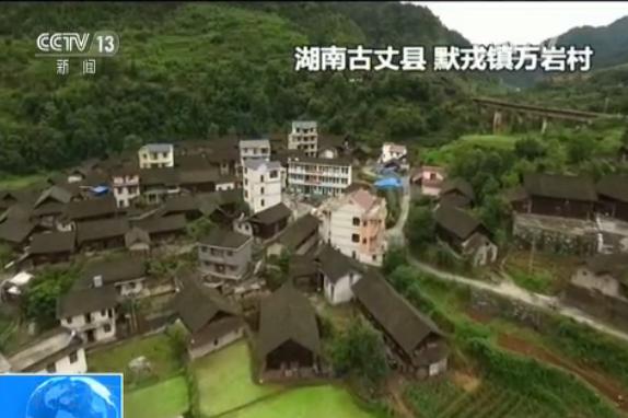 苗家山寨万岩村,地处湖南省湘西土家族苗族自治州的武陵山脉深处。村子里最好的建筑就是这所山村学校。一楼是学前班,二楼是1至2年级的教室。每天上午11点左右,小学的孩子们开始自习,因为这个时候老师们必须去学校的小伙房准备午餐,这一天的午餐有肉、豆干还有西红柿鸡蛋。