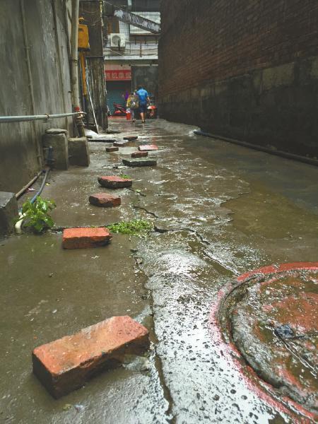 海底捞油污堵下水道遭投诉 下雨小区变鞋底捞