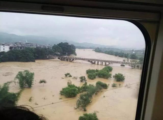 据了解,6月9日8时至10日8时榕江、黎平出现5乡镇6站大暴雨,10乡镇12站暴雨,最大雨量榕江瑞里170mm,城区最大从江33mm,强降雨主要出现在10日凌晨。