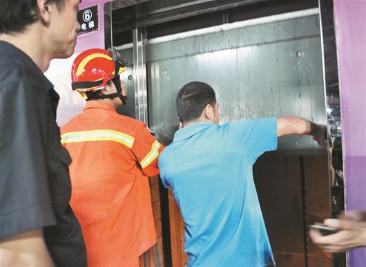 图文:商场电梯故障15人被困楚天都市报讯楚天