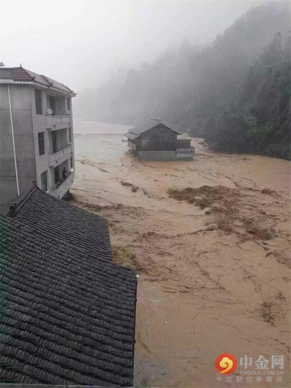 贵州黎平遭25年来最大暴雨袭击:1名村支书及2名群众被洪水冲走。中金网，2016年6月10日凌晨2时，贵州省黔东南州黎平县部分乡镇普降大到暴雨，3小时内降雨量达108毫米，至5时已达135毫米。黎平县九潮镇九潮村、阡洞村、赖洞村、便等村、同腊村、曰寨村等村寨发生较为严重的洪涝灾害，其中大榕村大榕小学有10人被困二楼、民罗村一户3人被困家中，九潮村2名群众被洪水围困。