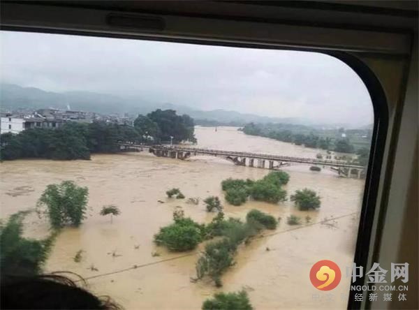 贵州黎平遭25年来最大暴雨袭击:1名村支书及2名群众被洪水冲走。中金网，2016年6月10日凌晨2时，贵州省黔东南州黎平县部分乡镇普降大到暴雨，3小时内降雨量达108毫米，至5时已达135毫米。黎平县九潮镇九潮村、阡洞村、赖洞村、便等村、同腊村、曰寨村等村寨发生较为严重的洪涝灾害，其中大榕村大榕小学有10人被困二楼、民罗村一户3人被困家中，九潮村2名群众被洪水围困。