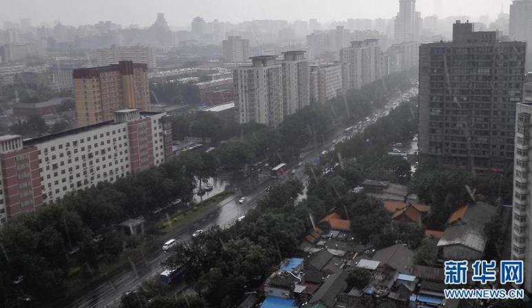 6月10日,北京自西向东迎来一场雷阵雨,雨中伴有雷声及闪电,局部地区