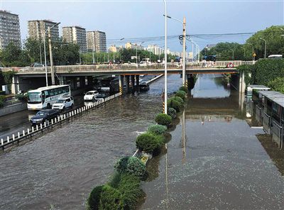 昨日,大雨过后北二环主路西向东方向安定门桥下,出现了大面积积水