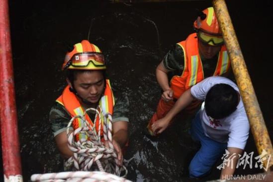 原标题：暴雨中2名群众不慎落入地下排水渠 湘潭消防紧急行动
