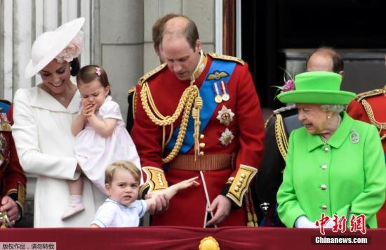 英举行阅兵庆祝女王90寿典 夏洛特公主首次出席