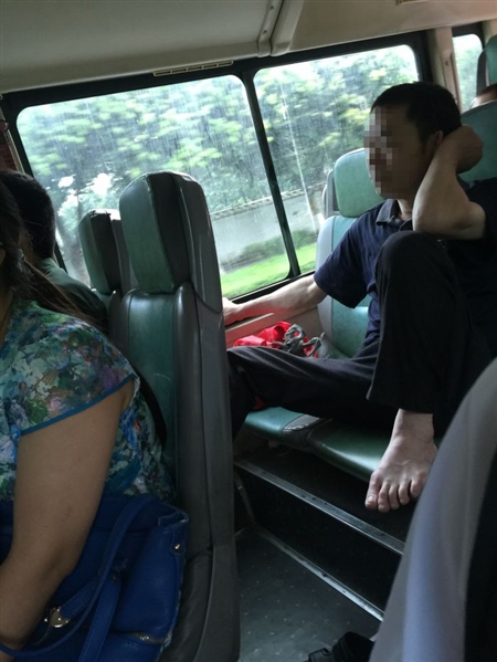 男子在公交车上晒脚丫 车厢内脚臭味浓烈(图)