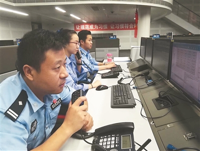 南京市公安局批示核心110台,接警察正在繁忙地处理市民报警。南京市公安局供图