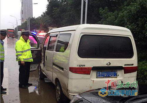 中国江西网讯喻嘉、记者张凯摄影报道：民警在南昌县汇仁大道巡逻时，发现一辆两年未年检的车辆，要求司机出示证件，司机称证件放在尾箱，下车来到尾箱附近时，司机拔腿就跑，并很快消失。 经核查，该车2009年登记，2015年、2016年未年检，共有违法记录731条，其中706条闯红灯记录，25条逆行记录。该车罚款共计7.6万元，记4251分。目前，南昌县交警正在对此事做进一步调查。 