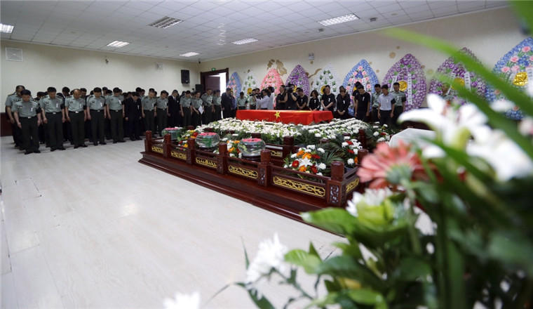 申亮亮烈士遗体火化 母亲痛哭(组图)