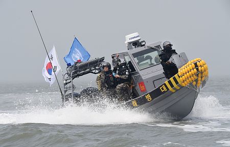 开展联合行动的快艇上悬挂了韩国和联合国旗帜