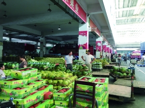 众彩批发市场内,每天有大量从外地运来的西瓜