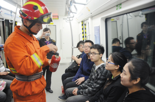 【图】消防宣传走进地铁(图),社区消防宣传大使