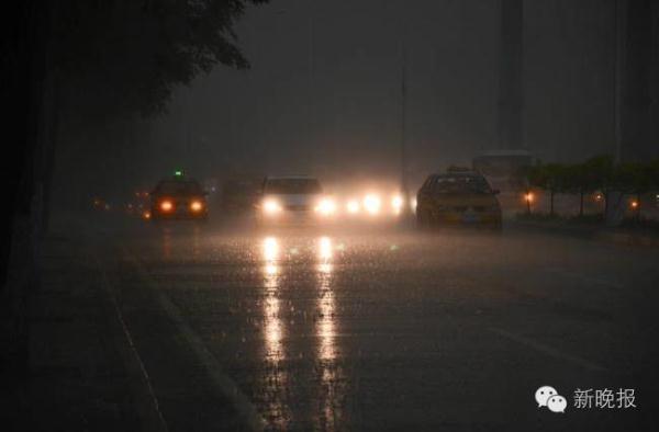 在下午2点多的时候，大雹子跟着大雨一起掉下来了