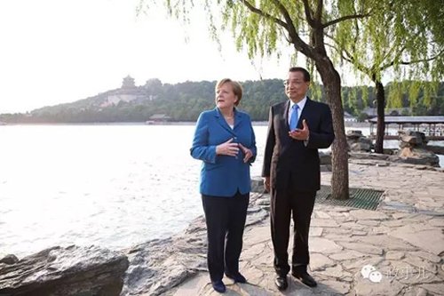 “政事儿”注意到,除了现任总理李克强,默克尔与温家宝私交也很好,两人不仅共同主持中德政府磋商、一起跟中德企业家座谈,还曾经共进早餐侃世界杯足球。2014年7月,默克尔访华期间,已经退休的温家宝陪同默克尔在国家博物馆亮相,温家宝当时对默克尔再次访华表示欢迎,并对她没有忘记老朋友表示感谢。