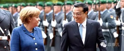 三个月后,李克强再次访问德国,两位老友共同出席了12场活动,长达10小时之久。在紧张的安排间隙里,默克尔还拉着李克强总理忙里偷闲去逛了个超市,并买了两张明信片请李克强寄给夫人和女儿。