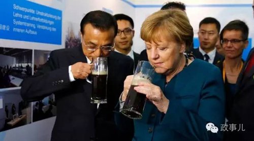 “政事儿”(微信ID:gcxxjgzh)注意到,这也是李克强就任总理后首次在北京以外的省份陪同外国领导人。当晚,合肥一处徽式建筑“和庄”内,李克强设宴招待默克尔,并互赠礼物。李克强送给默克尔具有安徽特色的黄山毛峰和祁门红茶,以及一幅安徽当地的丝绵画。默克尔回赠了德国皇家瓷器厂生产的陶瓷人像,和一本展现中德文化差异的漫画书。