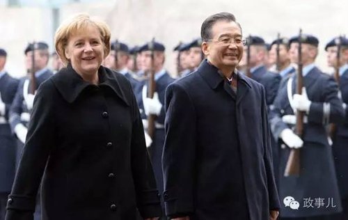 “政事儿”(微信ID:gcxxjgzh)注意到,2010年,温家宝和默克尔在外交舞台上有一个打破常规之举,温家宝改变出访行程,对德进行了一次“闪电访问”。