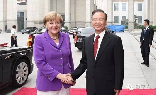 当时,世界杯半决赛开赛在即。已经卸任总理的温家宝于2014年7月8日8点30分,在国家博物馆西门平台迎接默克尔的到来。两位老朋友在国家博物馆揽胜厅共进早餐。