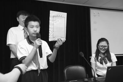 学生代表见证了昨天的电脑派位。京华时报通讯员唐晨摄