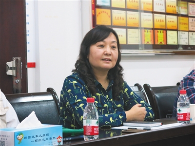 5月19日,重庆江北区寸滩街道举行的“积分制”交流座谈会上,区人大代表孙燕介绍过去一年履职的情况。