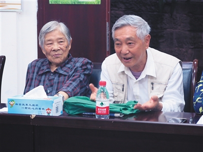 5月19日,重庆江北区观音桥街道建北社区,两位八旬老人讲述区人大代表提建议为他们解决老年人领津贴的问题。本版摄影/新京报记者 吴为