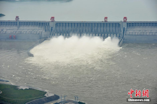 资料图:三峡大坝开泄洪深孔泄洪 CFP视觉中国