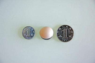 四川一母鸡产下 袖珍蛋 仅1角硬币大小