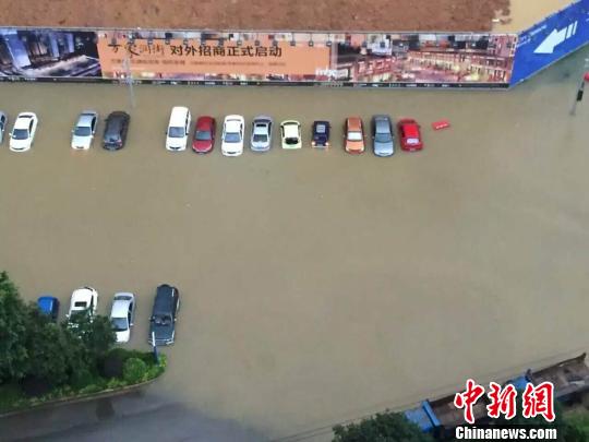 图为柳州市部分小区内涝严重。 钟欣 摄