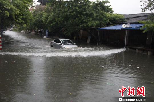 图为柳州拉堡镇部分路段被淹。 钟欣 摄