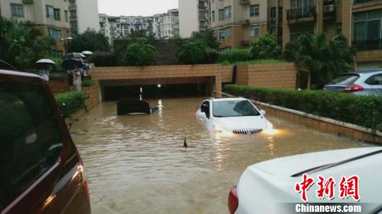 图为柳州市多处路段积水严重，车辆无法通行。 钟欣 摄