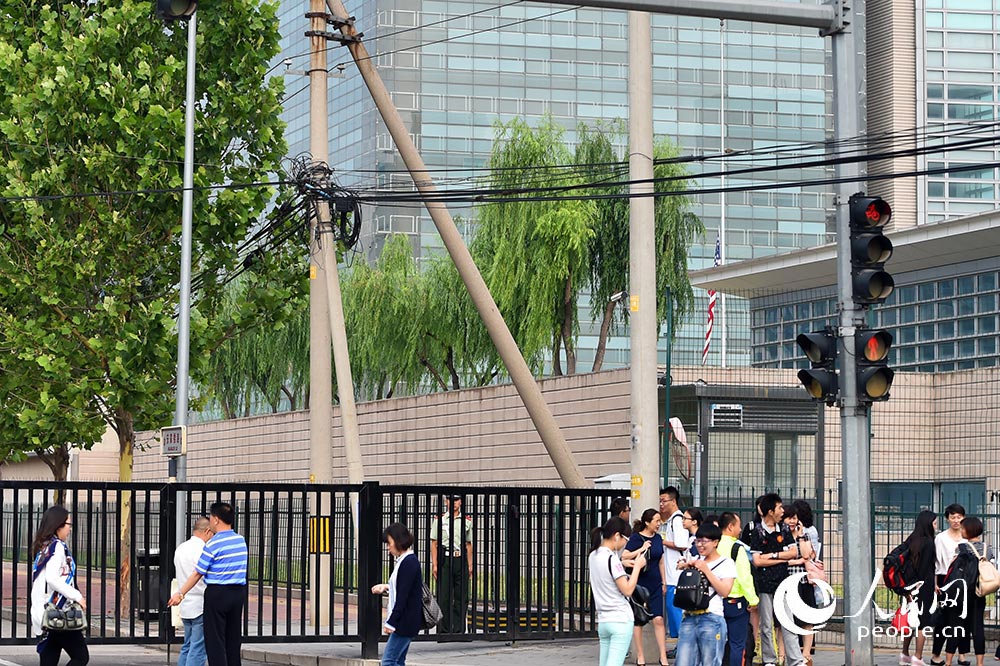 2016年6月14日,由于美国大使馆正门道路封闭,记者只能在封闭路段外