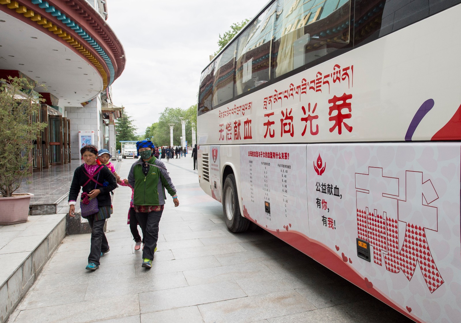 6月14日，市民经过在西藏拉萨百货大楼旁的无偿献血车。 当日是第13个“世界献血者日”，今年的活动主题为“血液连接你本港台直播”。在全国各地，许多人在这个特殊的日子里，无偿献血，奉献爱心。 j2开奖直播记者 刘东君 摄