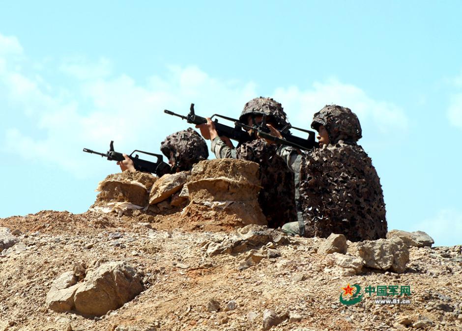 解放军自行火炮酷热开火 工兵铲能煎鸡蛋(组图)6月的祁连山下,飞沙