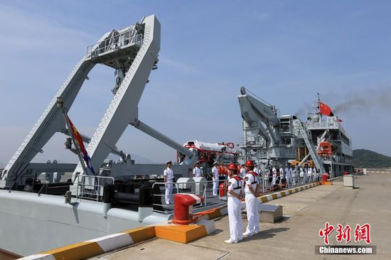 6月15日上午，由导弹驱逐舰西安舰、导弹护卫舰衡水舰、综合补给舰高邮湖舰、和平方舟医院船、综合援潜救生船长岛船组成的舰艇编队，从浙江舟山某军港起航，奔赴美国夏威夷参加“环太平洋—2016”演习。中新社发 李唐 摄