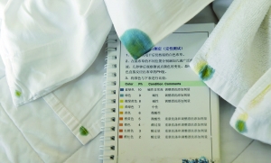 工作人员对床单、被罩、枕套、毛巾、浴巾进行pH值检测,结果都超标