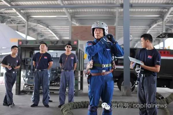 2001年底,某次考核当天,天气复杂、云遮雾锁,能见度不到3公里。常丁求果断拍板:战争真要打起来,敌人可不管天好天坏。常丁求头一个带领机队参加考核,他时而在云中躲避“敌机”发现,时而在云下迎面佯攻,时而侧翼迂回,五分钟之内取得了三战三捷的战绩。这次,常丁求和他的团队顺利摘走了“军事训练一级单位”的桂冠。