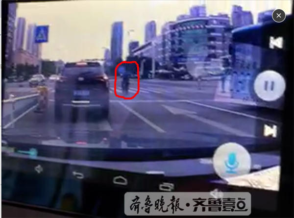 曹密斯行车记载仪拍照显现,公交已停摩托车仍飞速驶过