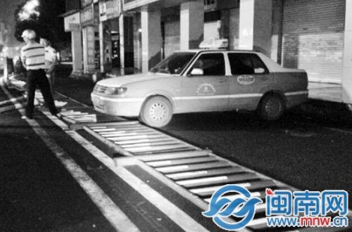 护栏被撞倒(网友“@日月之约”供图)