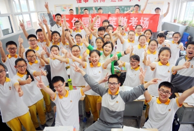 中考前一天,梅岭中学京华城校区的初三考生们相互加油鼓劲,笑迎中考.