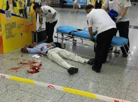 上海地铁男子突倒 头先着地摔出一片鲜血