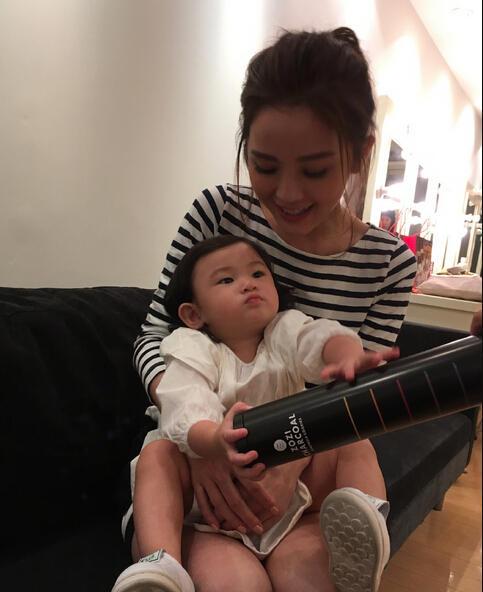 蔡卓妍想抱郑希怡女儿合影 小宝贝就是不看镜头,蔡卓妍老公谢霆锋