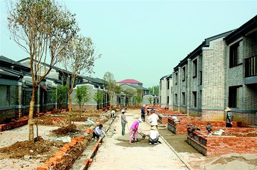 项目一期房屋建设完工,道路,绿化,给排水,强弱电等基础设施正在推进