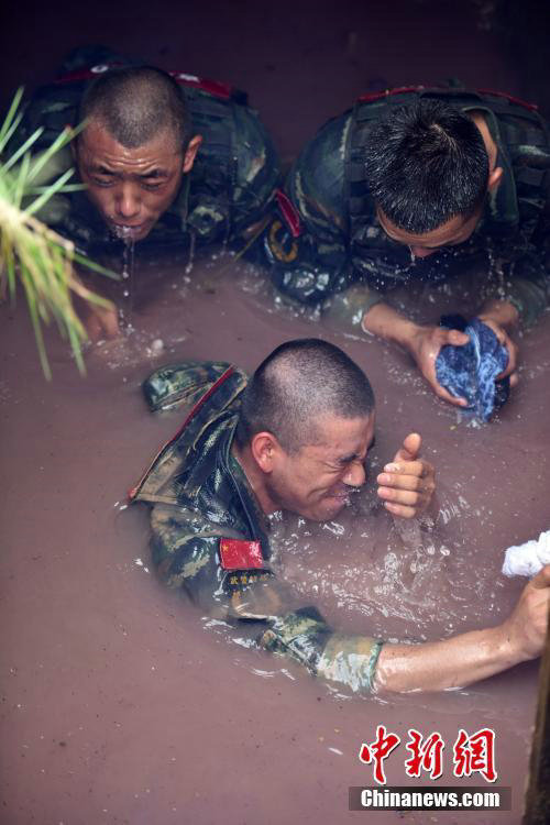 福建武警抬巨木仰卧起坐 全身浸污水练憋气