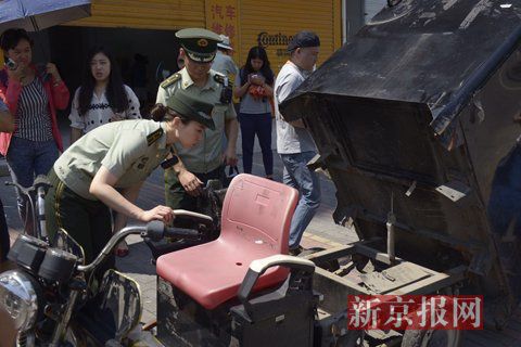 消防人员在一快递收发点检查电动送货三轮车。新京报记者 王嘉宁 摄