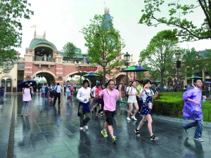 首批游客跑步入园 现代快报/ZAKER南京记者 徐红艳 摄