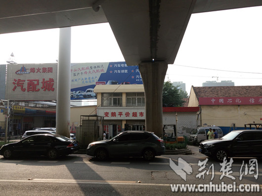 加油站间隔闹市仅一墙之距