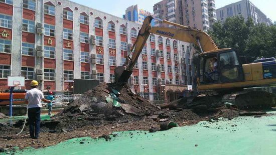 白云路小学异味操场正在实施拆除